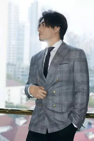 陈龙灰色西装帅气活动照图片_2