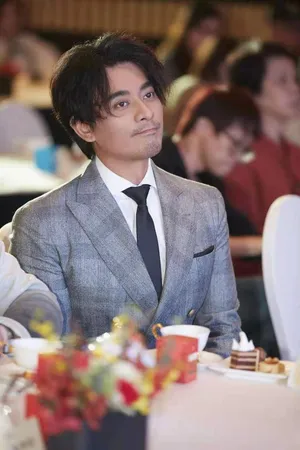陈龙灰色西装帅气活动照图片_7