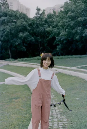 沈月背带裤清纯写真图片_2