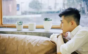 潘宥诚白色衬衣帅气写真图片_2