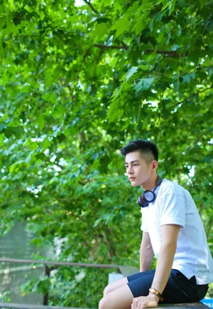 潘宥诚白色衬衣帅气写真图片_3