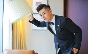 潘宥诚黑色西服帅气写真图片_2