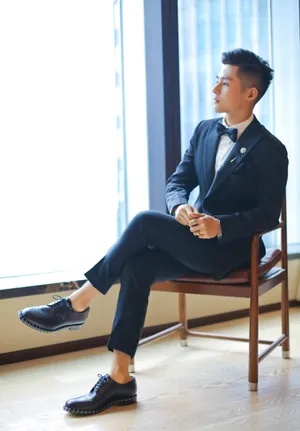 潘宥诚黑色西服帅气写真图片_4