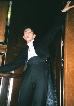 潘宥诚黑色西装儒雅绅士写真_2