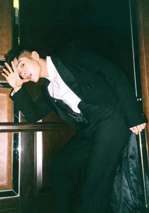 潘宥诚黑色西装儒雅绅士写真_3