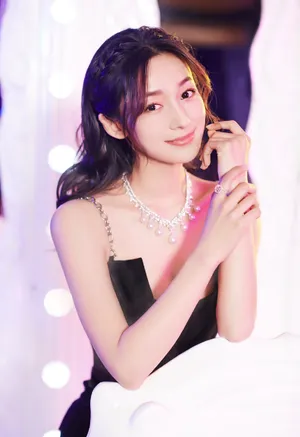 李若宁黑色吊带礼服性感写真图片_4