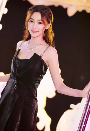 李若宁黑色吊带礼服性感写真图片_5
