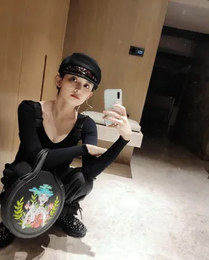 古力娜扎性感镜面自拍图片_3
