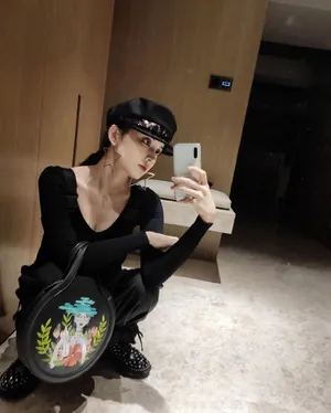 古力娜扎性感镜面自拍图片_4