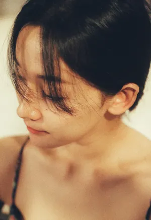 李若宁性感吊带复古文艺写真_1