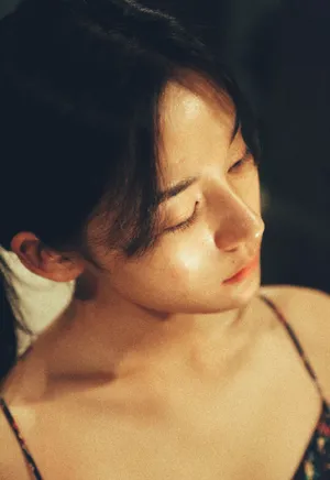 李若宁性感吊带复古文艺写真_2