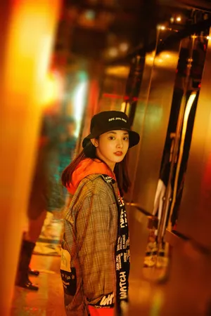 彭小苒渔夫帽休闲写真图片_2