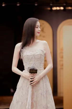 娜扎曼妙线条性感活动照图片