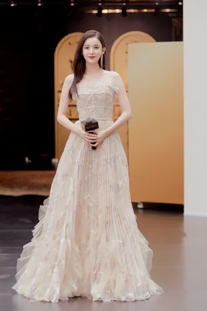 娜扎曼妙线条性感活动照图片_2