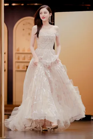 娜扎曼妙线条性感活动照图片_6
