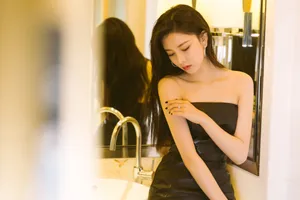 宋妍霏黑色抹胸鱼尾裙性感图片_1