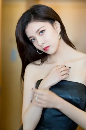 宋妍霏黑色抹胸鱼尾裙性感图片