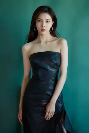 宋妍霏黑色抹胸鱼尾裙性感图片_4