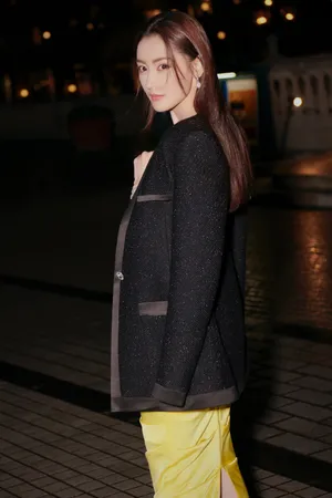 张天爱金色抹胸裙优雅写真图片
