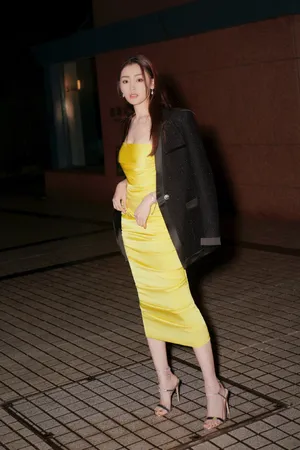 张天爱金色抹胸裙优雅写真图片