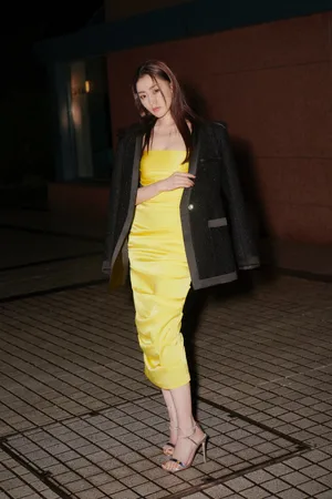张天爱金色抹胸裙优雅写真图片_5
