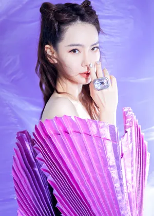 戚薇玫粉爱心裙甜美性感图片_2
