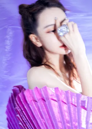 戚薇玫粉爱心裙甜美性感图片_6