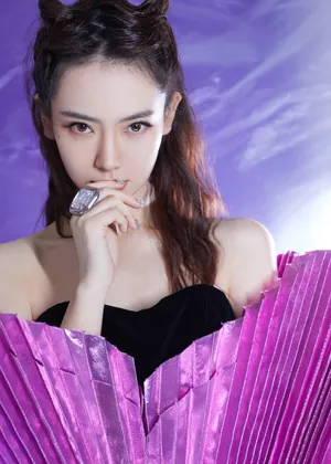 戚薇玫粉爱心裙甜美性感图片_7