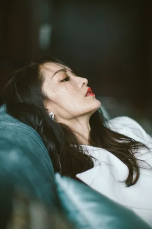 李沁白色西装裙干练写真图片_3