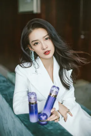 李沁白色西装裙干练写真图片_4
