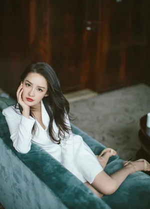 李沁白色西装裙干练写真图片_5
