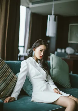 李沁白色西装裙干练写真图片_8