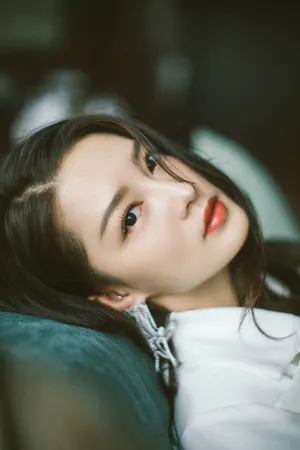 李沁白色西装裙干练写真图片_9