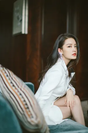 李沁白色西装裙干练写真图片_10