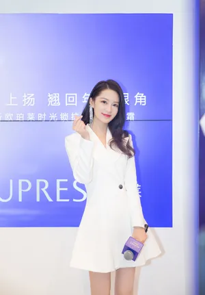 李沁白色西装裙干练写真图片_11