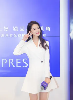李沁白色西装裙干练写真图片_12