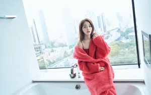 张佳宁红色泰迪熊大衣性感图片