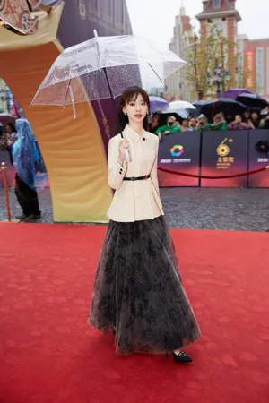 吴谨言横店影视节优雅写真图片