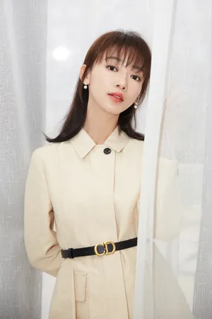 吴谨言横店影视节优雅写真图片_3