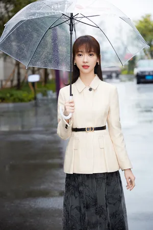 吴谨言横店影视节优雅写真图片_8