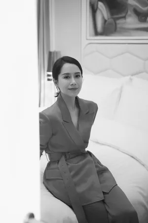 海清玫红色西装魅力性感写真_5