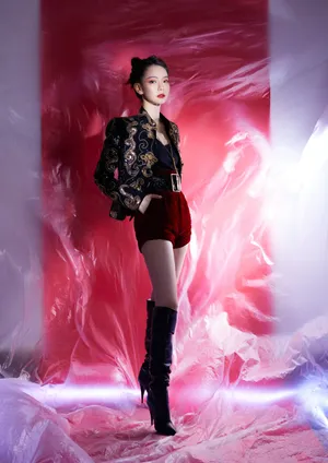 戚薇中国红私服look性感图片_1