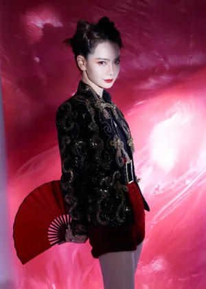 戚薇中国红私服look性感图片_2