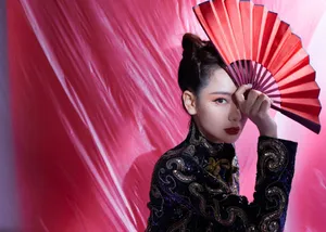 戚薇中国红私服look性感图片_3