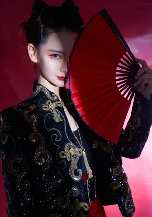 戚薇中国红私服look性感图片_4