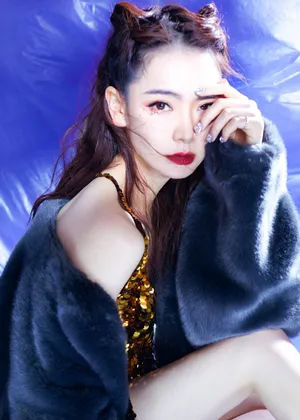 戚薇黑金复古深灰服装性感图片