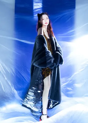 戚薇黑金复古深灰服装性感图片_3