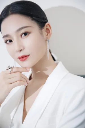 王媛可纯白性感优雅写真图片_3
