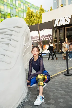 张嘉倪清爽运动装写真图片