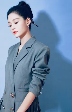 王媛可甜酷西装写真图片